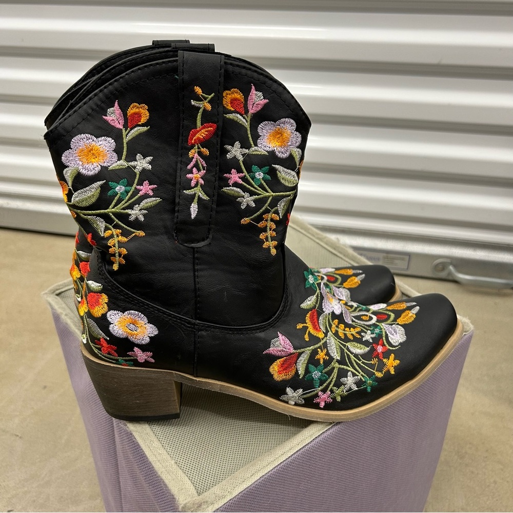 Women’s size 41 new embroidery floral multi-color boots